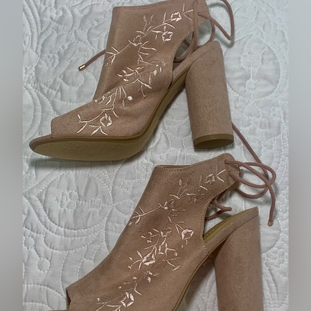 Charlotte Russe Ankle Boots 6.5 Open Toe High Heel Beige Embroidered Floral EUC